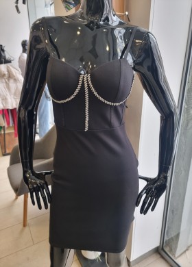 Рокля с камъни на бюста