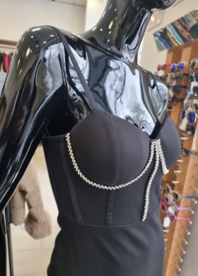 Рокля с камъни на бюста