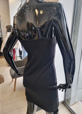 Рокля с камъни на бюста