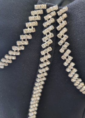 Рокля с камъни на бюста