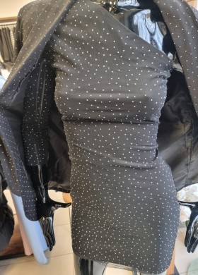 Рокля с камъни и един ръкав