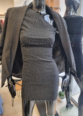 Рокля с камъни и един ръкав