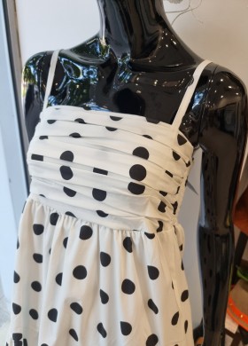 Рокля на точки в бяло