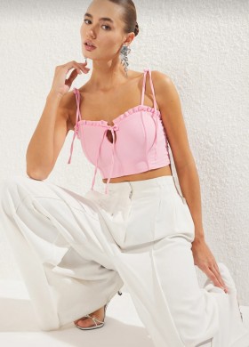 Розово бюстие с къдрички