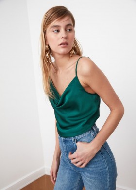 Сатиниран топ зелен