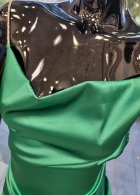 Сатинирана асиметрична рокля