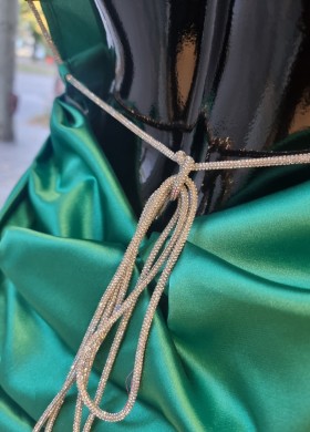 Сатинирана асиметрична рокля