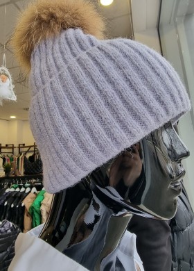 Шапка лилава с естествен пух