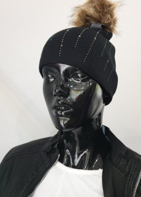 Шапка с пухче черна