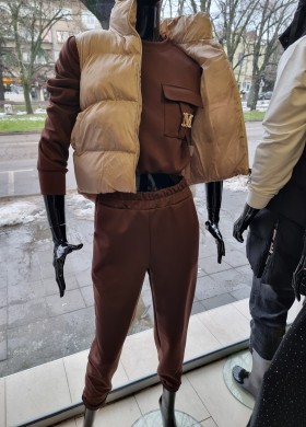 Спортен екип в кафяво