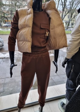 Спортен екип в кафяво