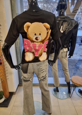 Тениска с мече на гърба