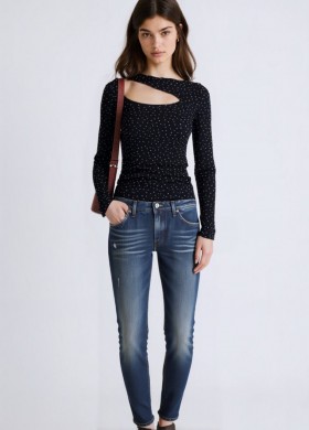 Вталена блуза с камъни