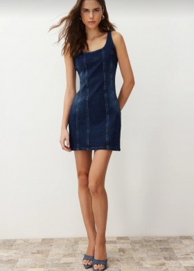 Вталена дънкова рокля