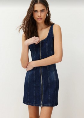 Вталена дънкова рокля