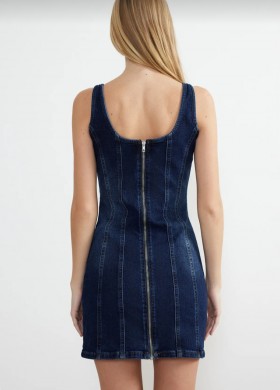 Вталена дънкова рокля